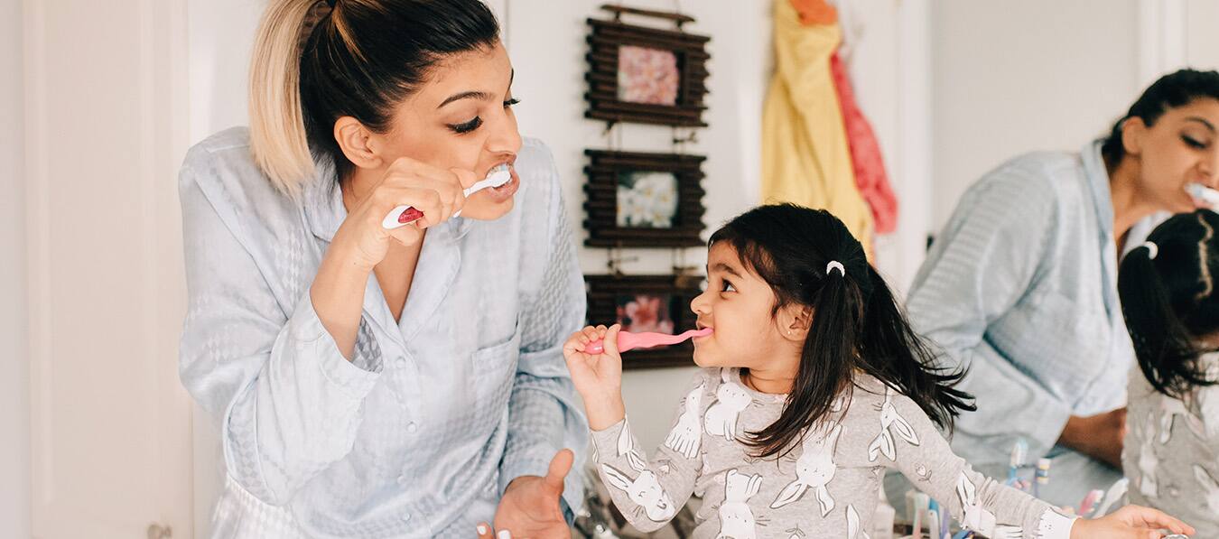 Niña cepillándose los dientes