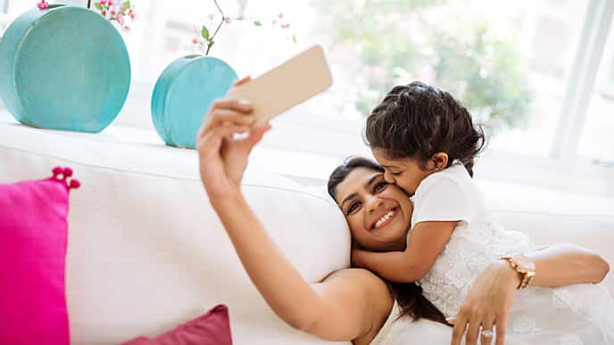Hija dando beso a su madre