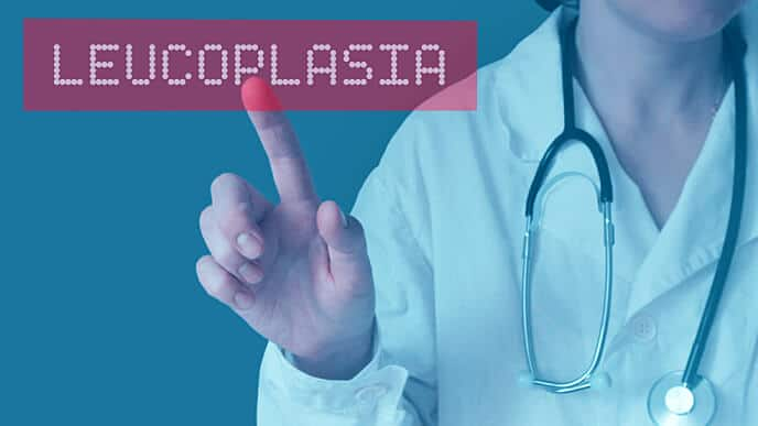 Doctora explicando qué es la leucoplasia