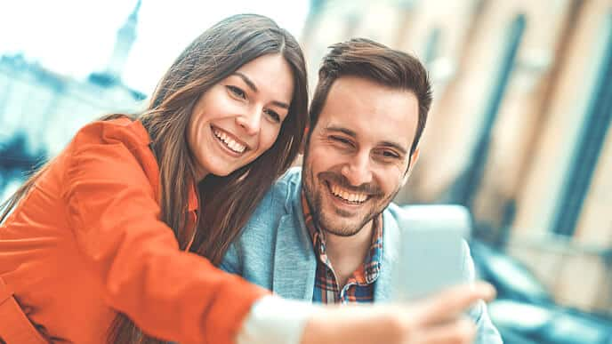 Joven pareja tomando un selfie