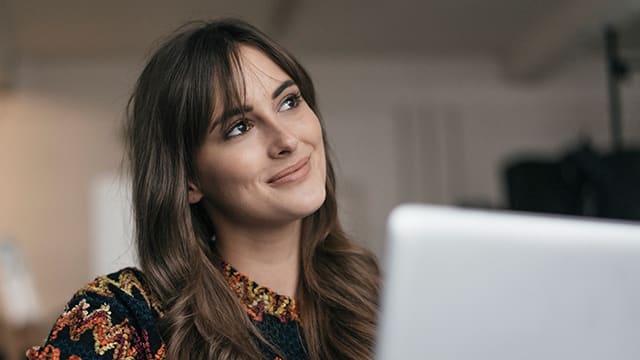 Mujer joven trabajando