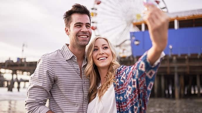 Pareja sonriendo tomándose una foto