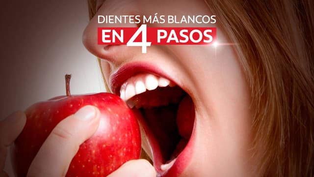 Mujer comiendo una manzana