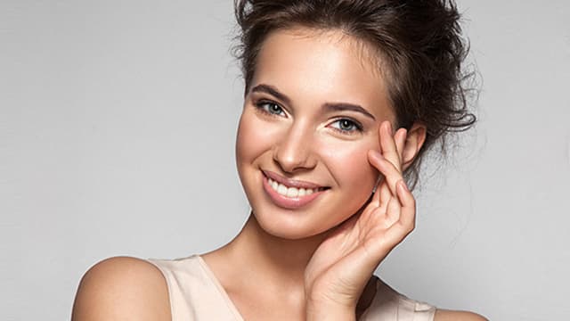 Mujer con labios naturales con un toque de color