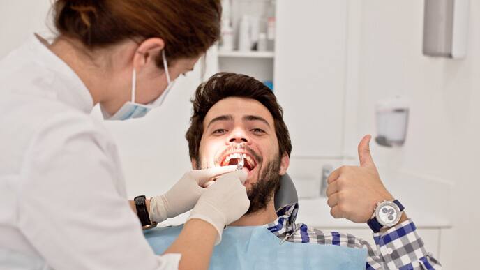 Jóven en revisión dental