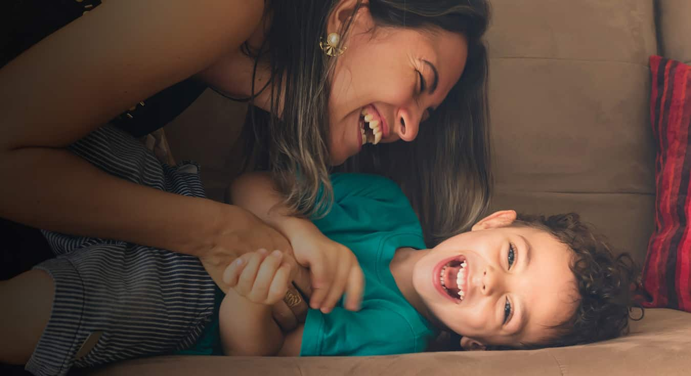 Mujer jugando con niño