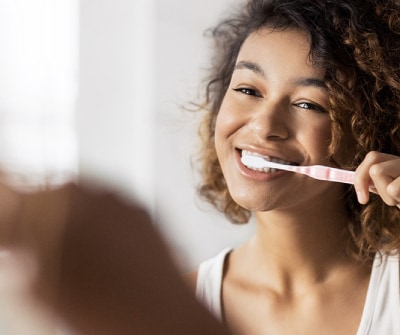 Mujer limpiando sus dientes