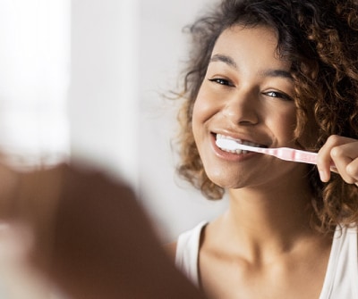 Mujer cepillando sus dientes