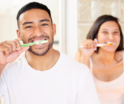 Personas cepillandose los dientes