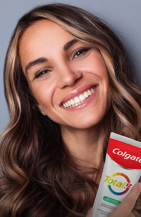 mujer sonriente mostrando los dientes blancos mujer sonriente mostrando los dientes blancos