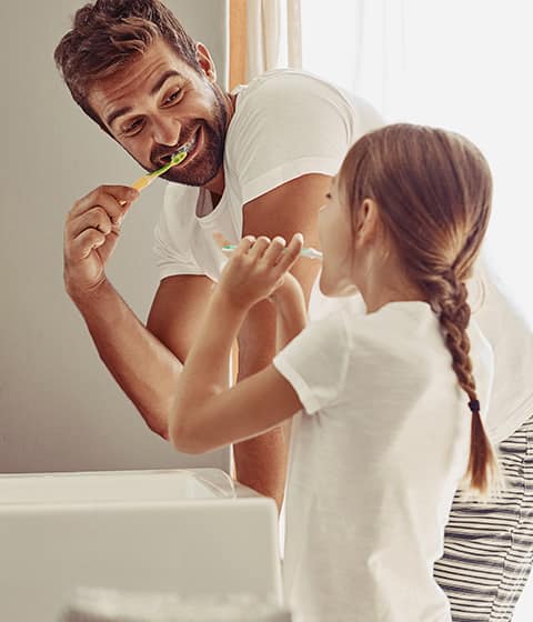 Padre e hija cepillandose