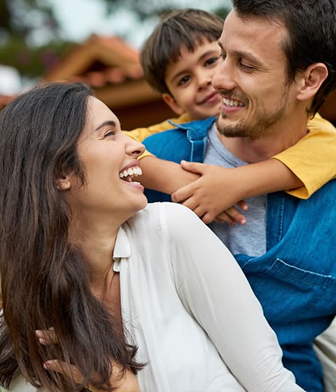 Grupo familiar sonriendo