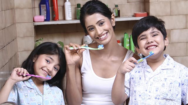 how to floss - colgate in