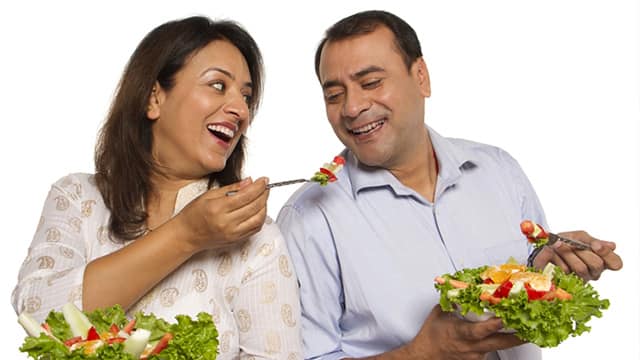 Pareja comiendo ensalada