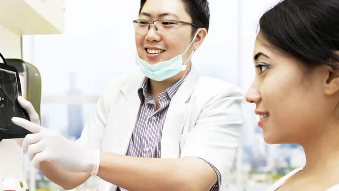 Dentist explaining a method of wisdom teeth pain relief