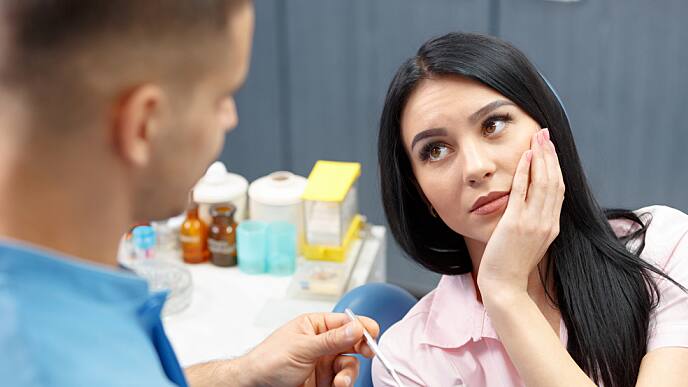 woman with root canal pain at the dentist