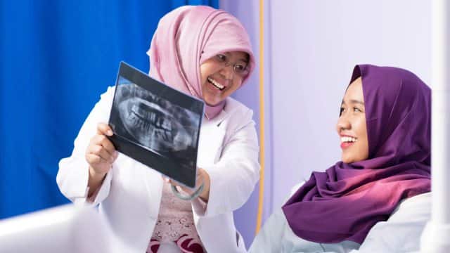 female-dentist-patient-interaction-on-dental