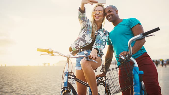 Pareja sonriendo para tomarse una foto