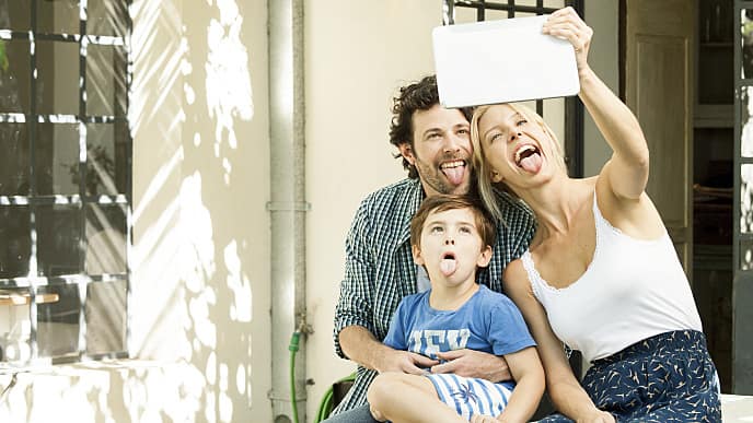 Familia feliz sacando la lengua para una foto