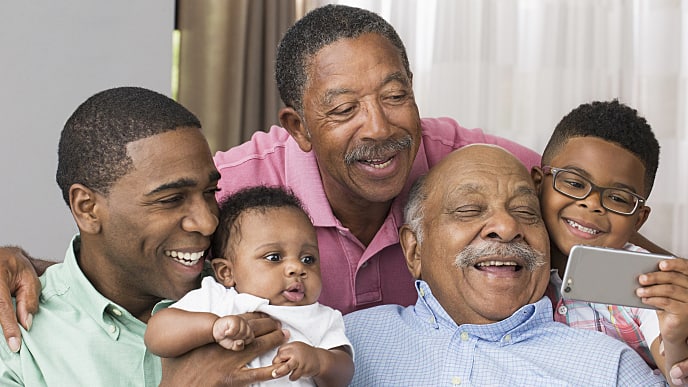 Familia sonriendo feliz