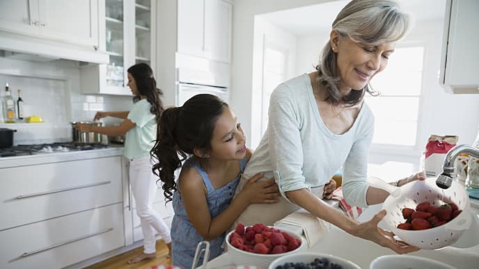 Büyükanne ve yeğeninin yemek yapması