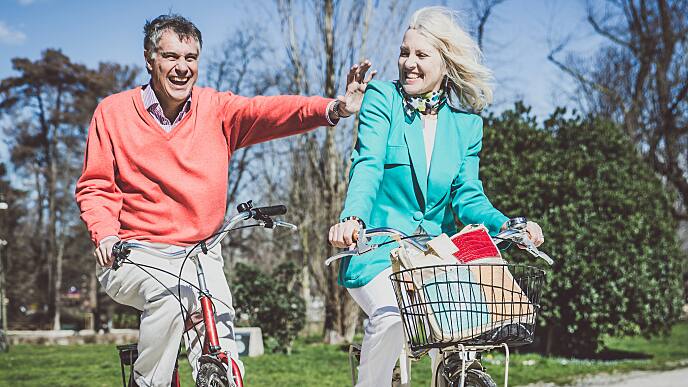 Pareja sonriente montando bicicleta