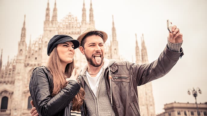 Jóvenes viajeros con piercing