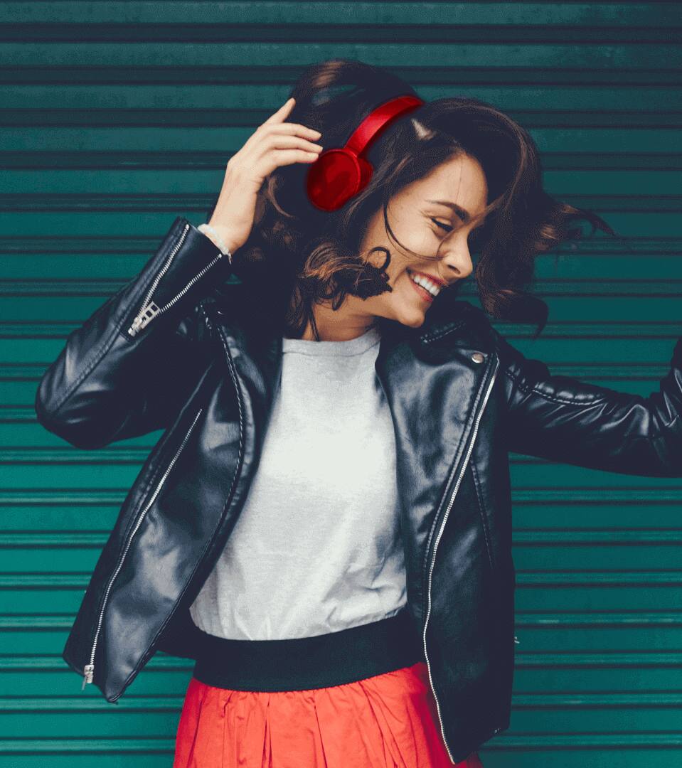 mujer joven sonriendo mientras escucha música mujer joven sonriendo mientras escucha música