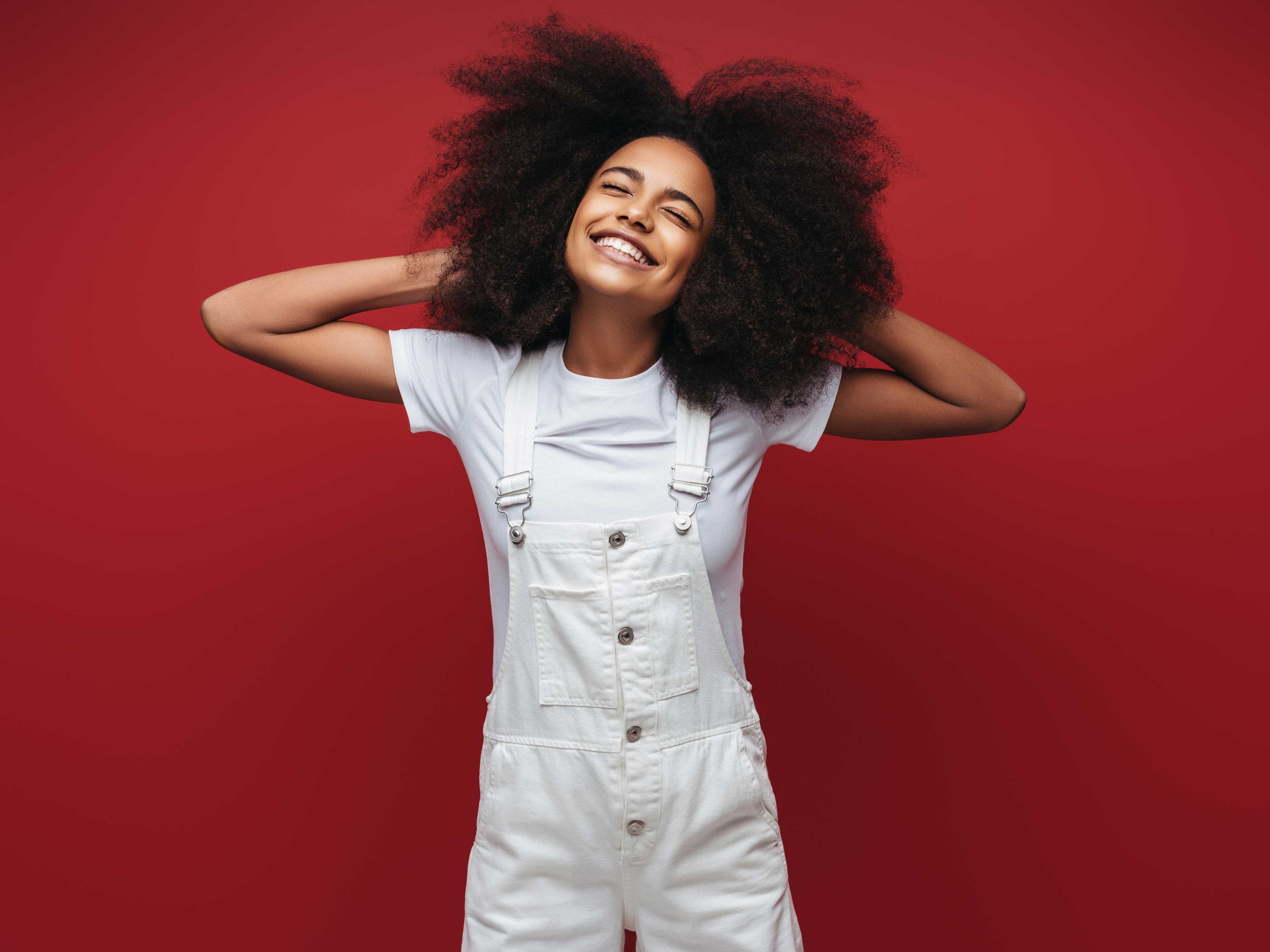 mujer joven sonriendo y mostrando sus dientes blancos