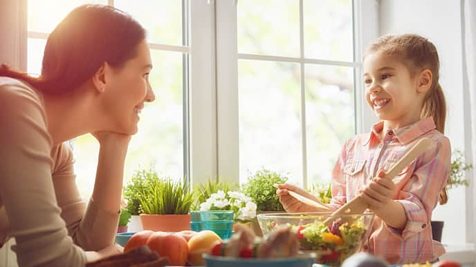 madre e hija desayunando