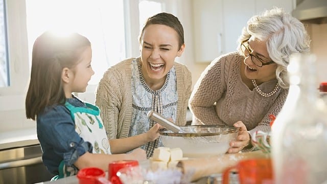 Abuela, madre e hija cocinando