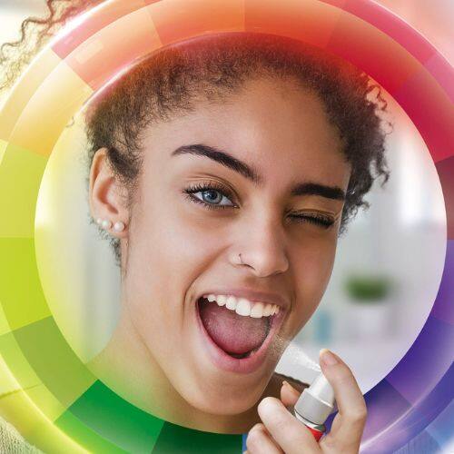 Mujer negra usando spray bucal Colgate Total 12