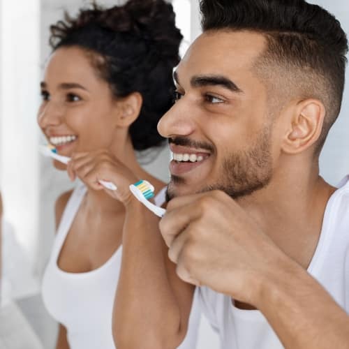 Pareja limpiando sus dientes