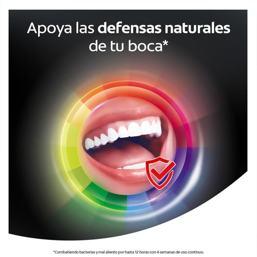 Mujer sonriendo sosteniendo Colgate Total 12 Carbón Activo