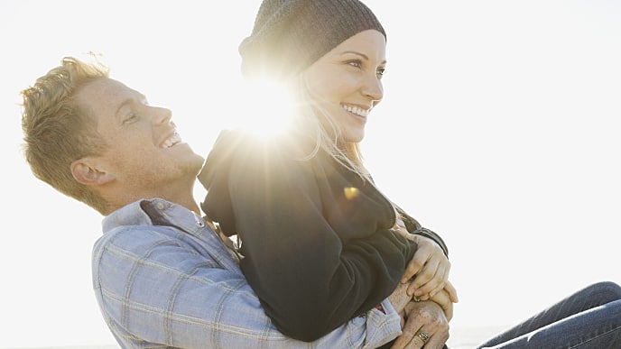 Pareja feliz sonriendo