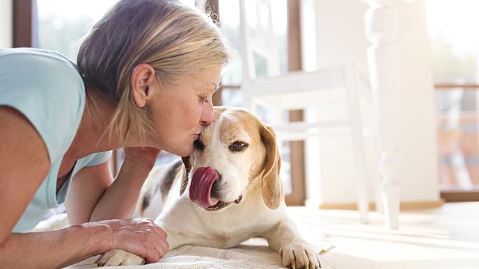 Mujer feliz besando a su mascota