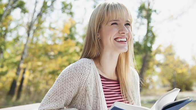 Mujer feliz sonriendo