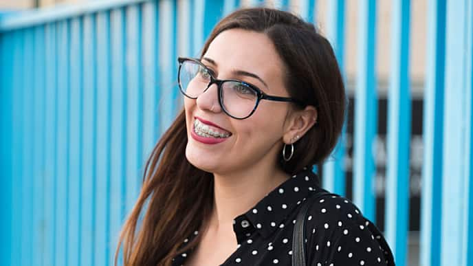 niña con brackets sonriendo