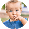 Niño tapandose la boca Niño tapandose la boca