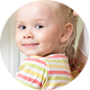 Niña con sonrisa preocupada Niña con sonrisa preocupada
