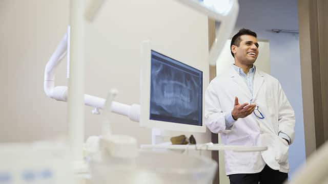 Dentista revisando radiografía