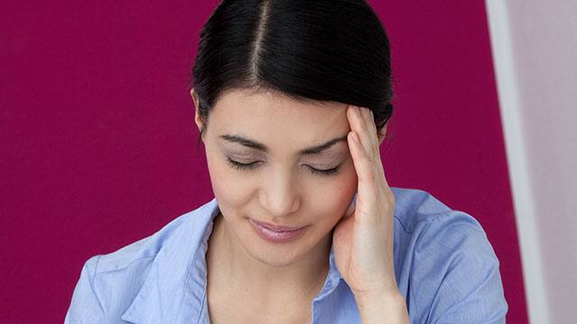 Mujer tocandose la cabeza