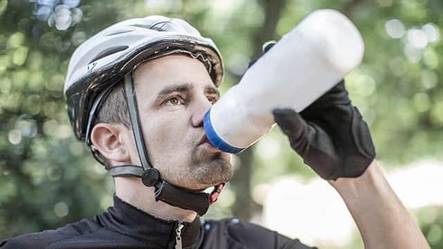 Hombre hidratándose después de hacer deporte