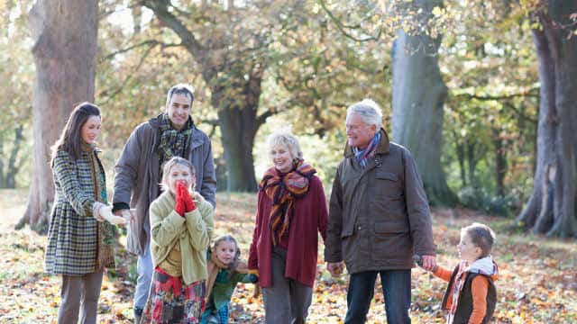 Familia dando un paseo 