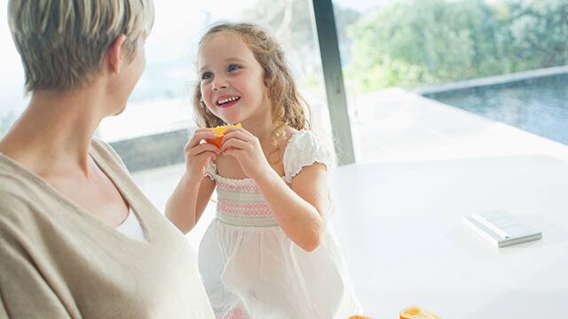 Niña comiendo fruta