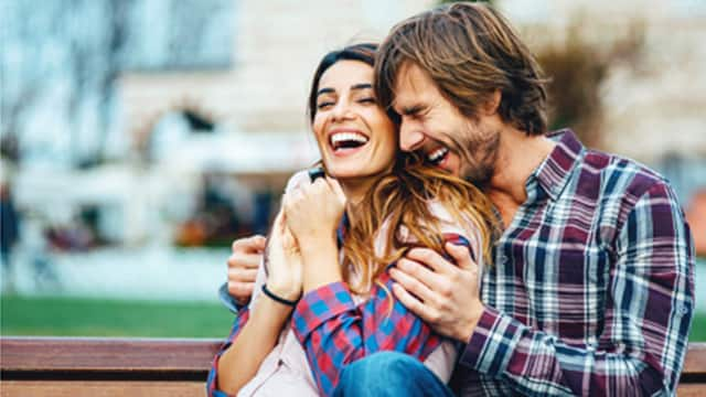 Pareja sonriendo