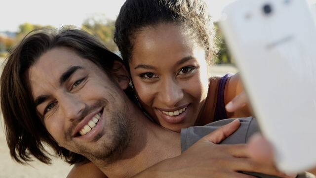 Mujer y hombre sonriendo