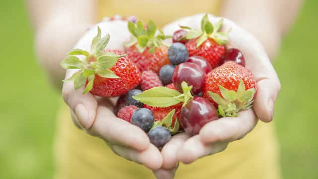 Manos con frutos rojos