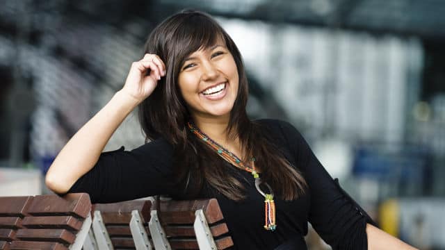 Mujer joven con una sonrisa blanca y brillante