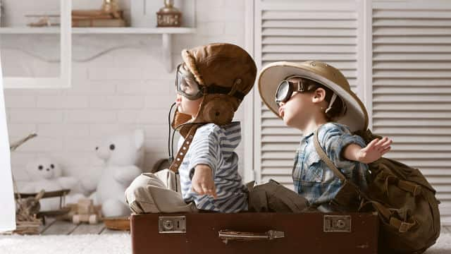 Niños jugando a ser pilotos de avión